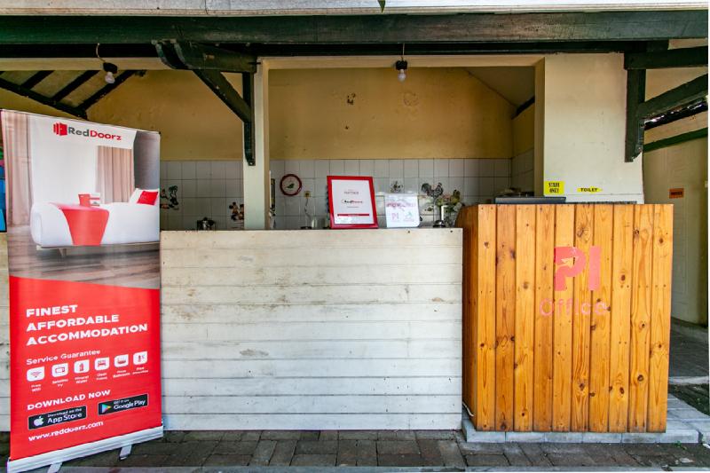 RedDoorz Plus near Taman Sari 2 - Lobi