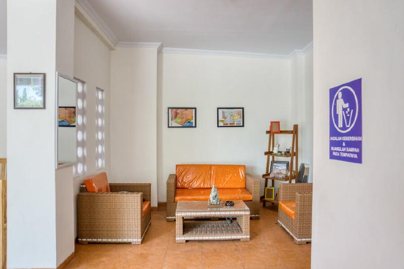RedDoorz Syariah near Taman Pelangi Monjali - Lobi