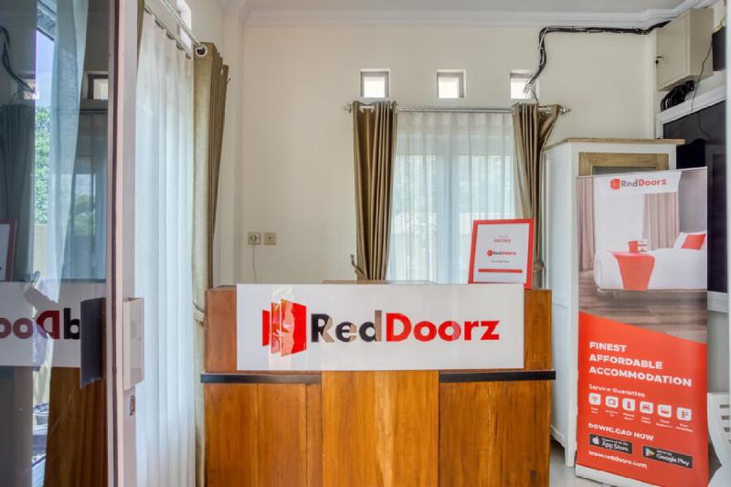 RedDoorz Syariah near Taman Pelangi Monjali - Lobi