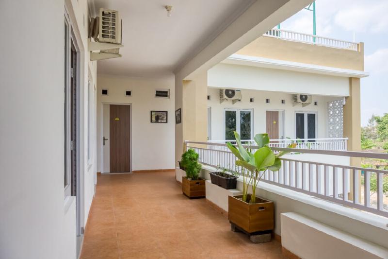 RedDoorz Syariah near Taman Pelangi Monjali - Genel