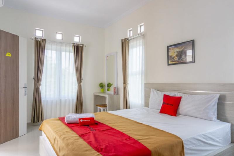 RedDoorz Syariah near Taman Pelangi Monjali - Oda