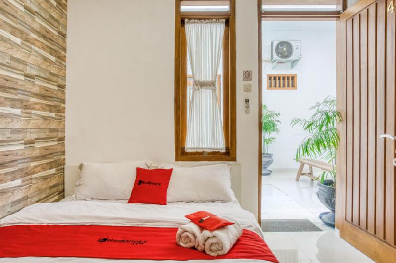 RedDoorz Syariah near Taman Pelangi Jogja 2 - Oda