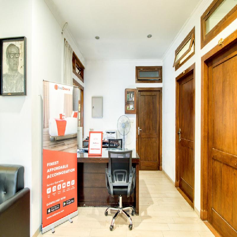 RedDoorz Plus near Lempuyangan Station 4 - Lobi