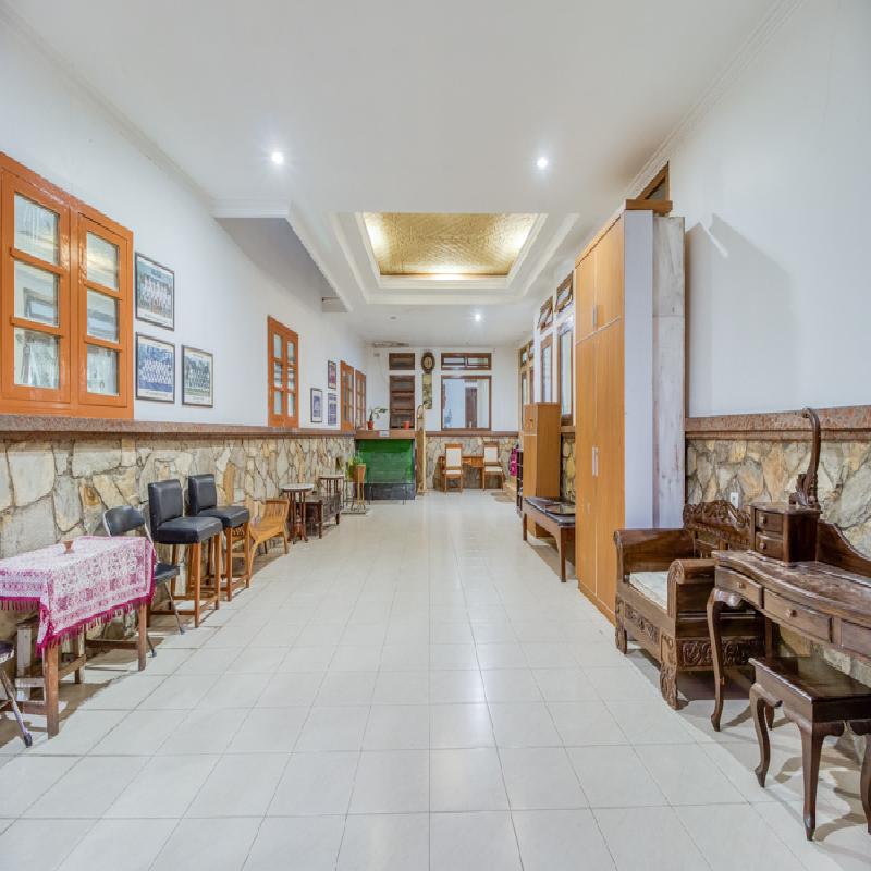 RedDoorz Plus near Lempuyangan Station 4 - Lobi