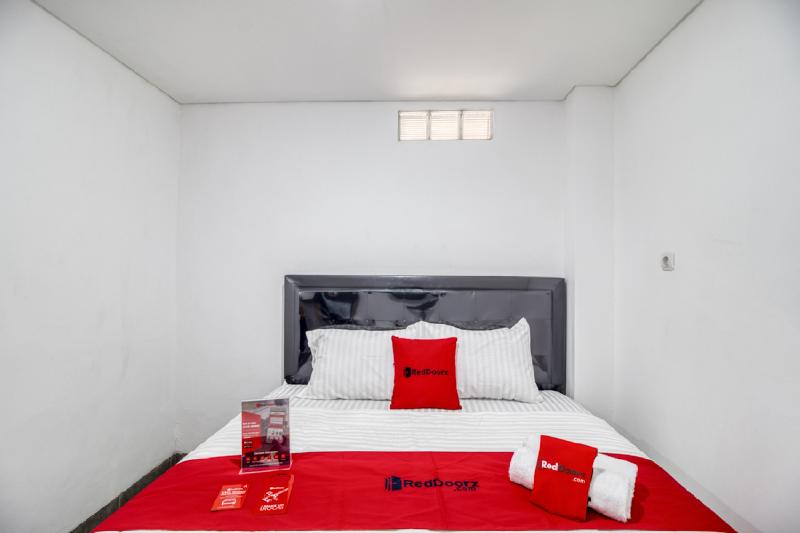 RedDoorz Syariah near Galeria Mall Yogyakarta - Oda