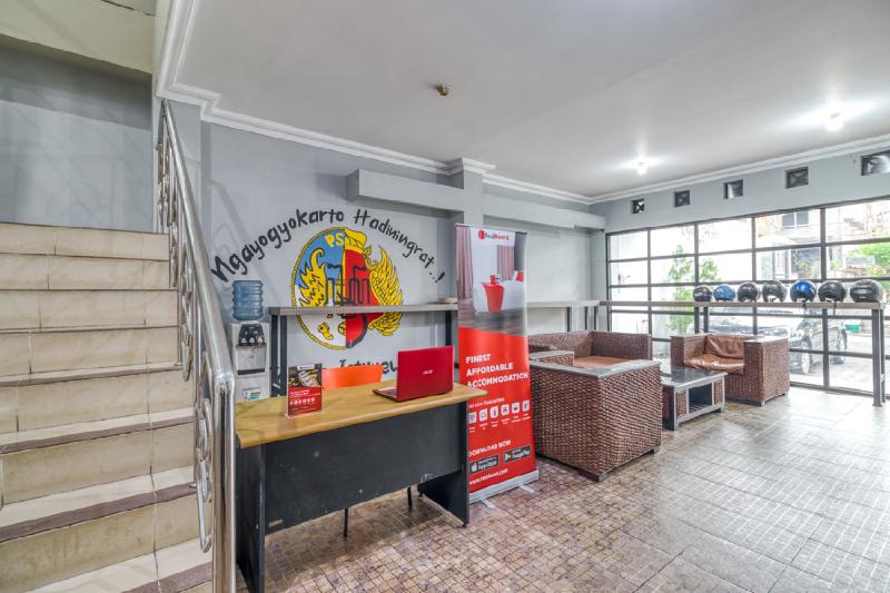 RedDoorz Hostel near Stadion Mandala Krida Yogya - Lobi