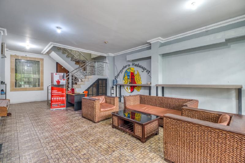 RedDoorz Hostel near Stadion Mandala Krida Yogya - Lobi
