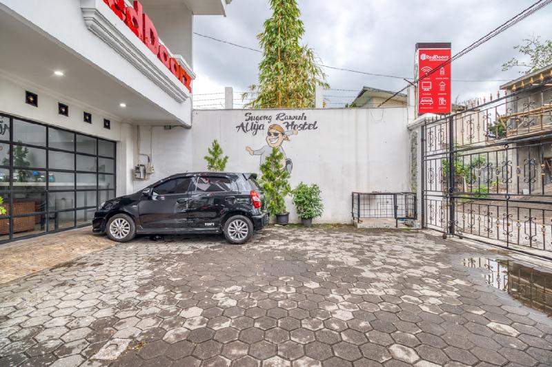 RedDoorz Hostel near Stadion Mandala Krida Yogya - Genel