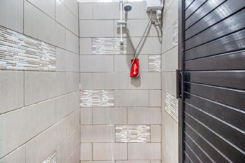 RedDoorz Hostel near Stadion Mandala Krida Yogya - Oda