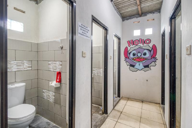 RedDoorz Hostel near Stadion Mandala Krida Yogya - Oda