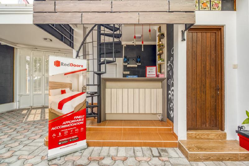 RedDoorz Plus near Gembira Loka Zoo 2 - Lobi