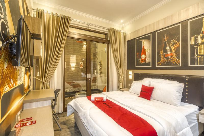 RedDoorz Plus near Gembira Loka Zoo 2 - Oda