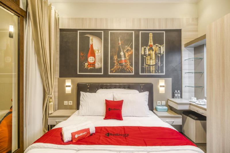 RedDoorz Plus near Gembira Loka Zoo 2 - Oda