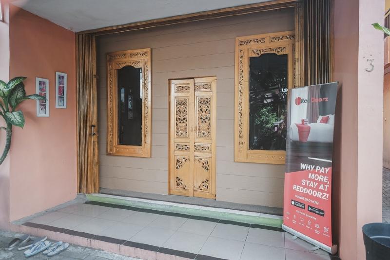 RedDoorz near Plaza Ambarukmo - Lobi
