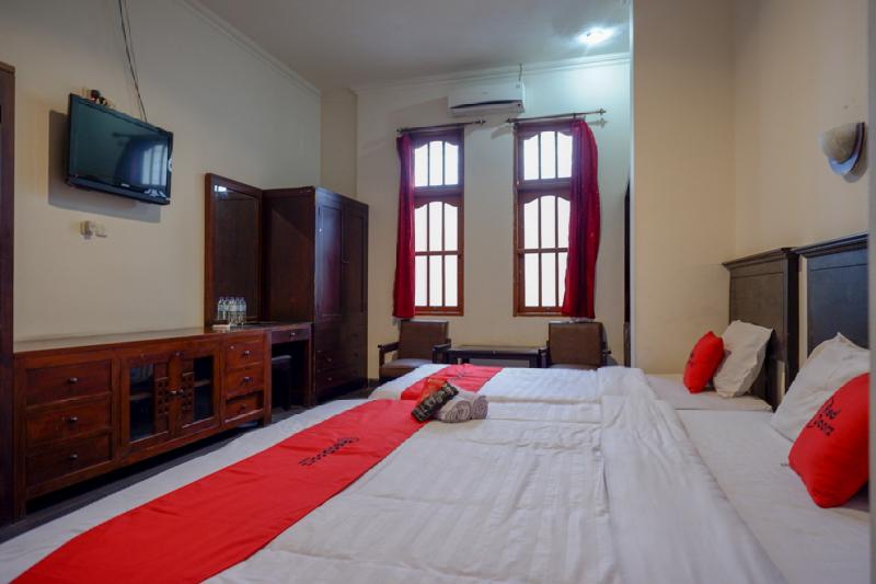 RedDoorz near Tugu Yogyakarta - Oda