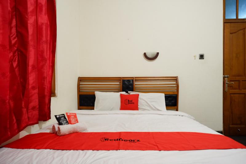 RedDoorz near Tugu Yogyakarta - Oda