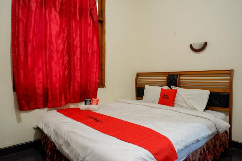 RedDoorz near Tugu Yogyakarta - Oda