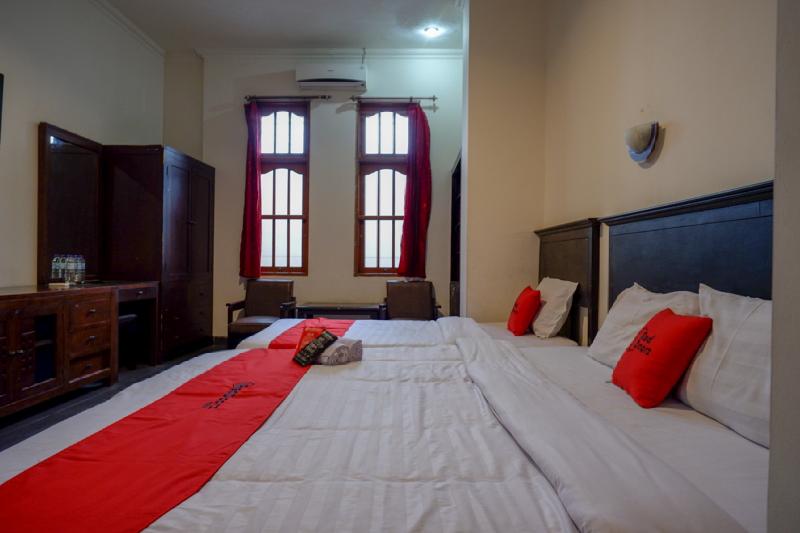 RedDoorz near Tugu Yogyakarta - Oda