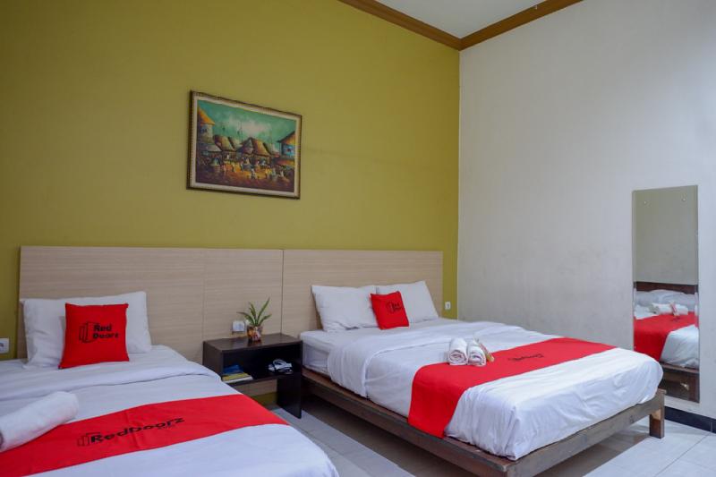 RedDoorz Plus @ Hotel Asih UNY - Oda