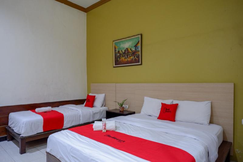 RedDoorz Plus @ Hotel Asih UNY - Oda