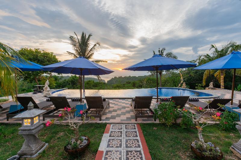 Penida Sunset Ocean View Bungalows by ZUZU - Havuz