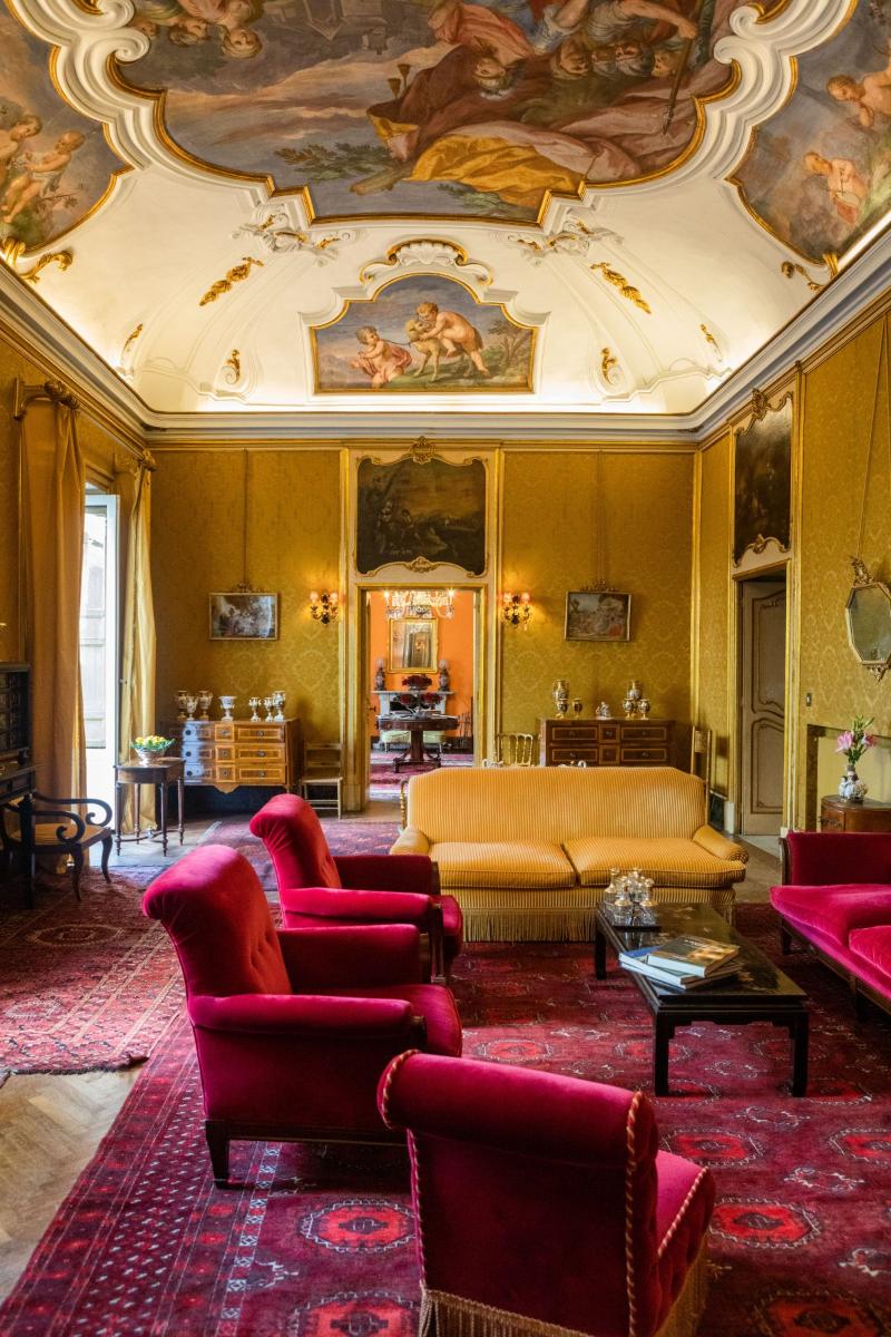 Palazzo Arone dei Baroni di Valentino - Lobi