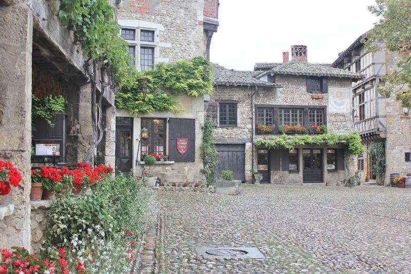 Hostellerie de Pérouges - Genel