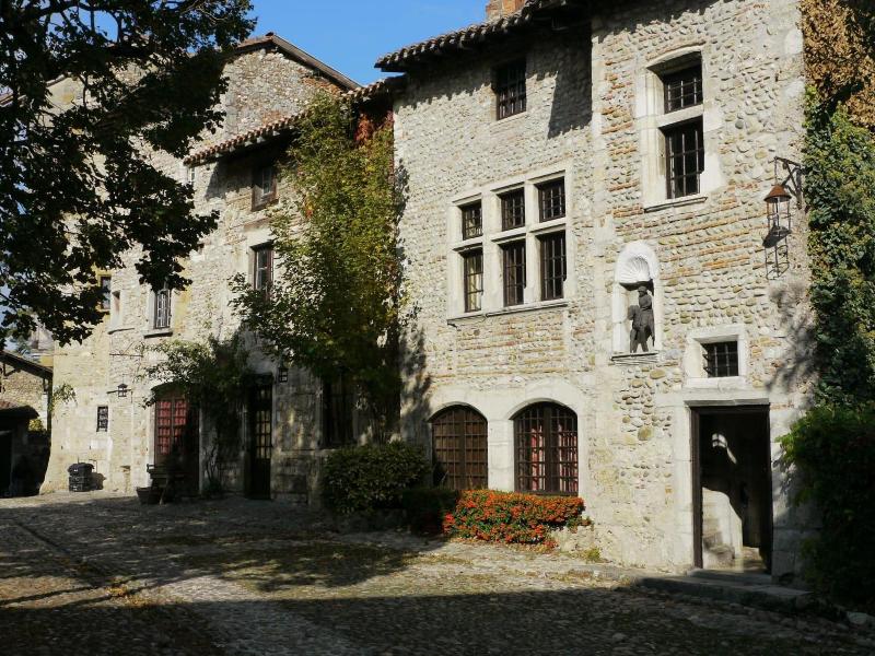 Hostellerie de Pérouges - Genel
