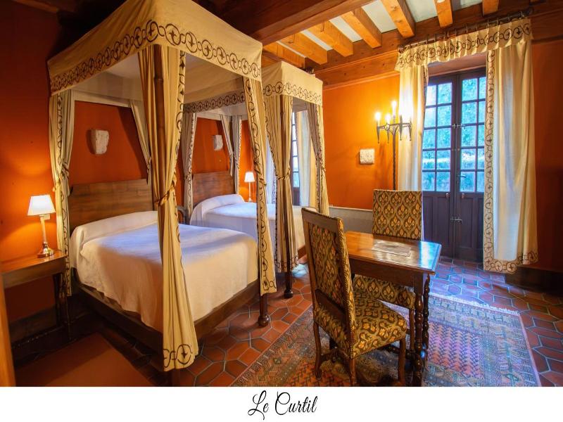 Hostellerie de Pérouges - Genel