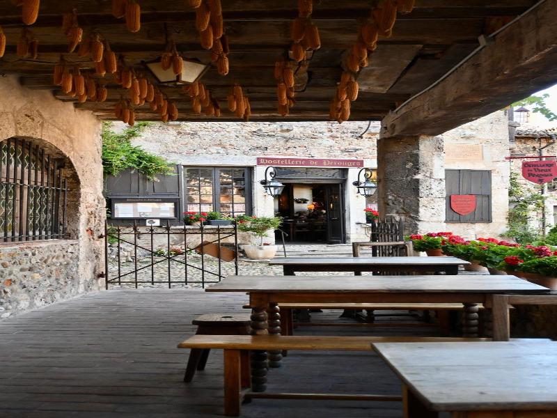 Hostellerie de Pérouges - Genel