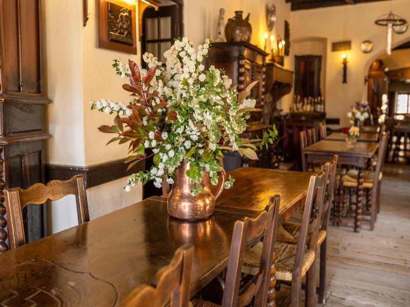 Hostellerie de Pérouges - Genel