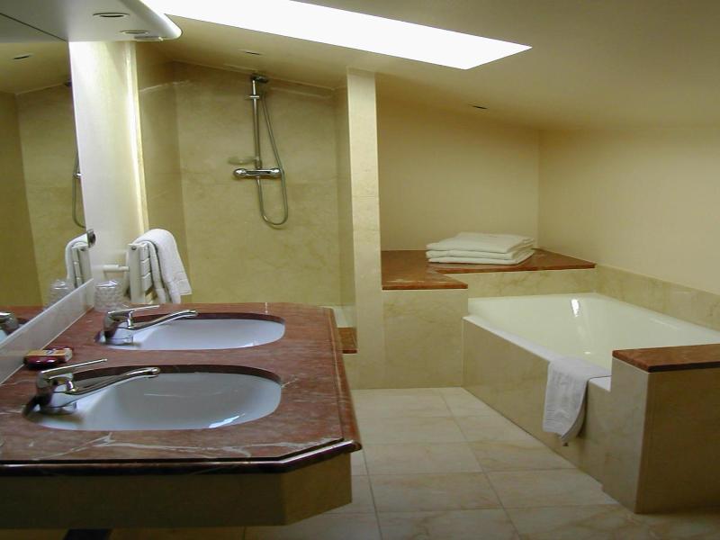 Hostellerie de Pérouges - Genel