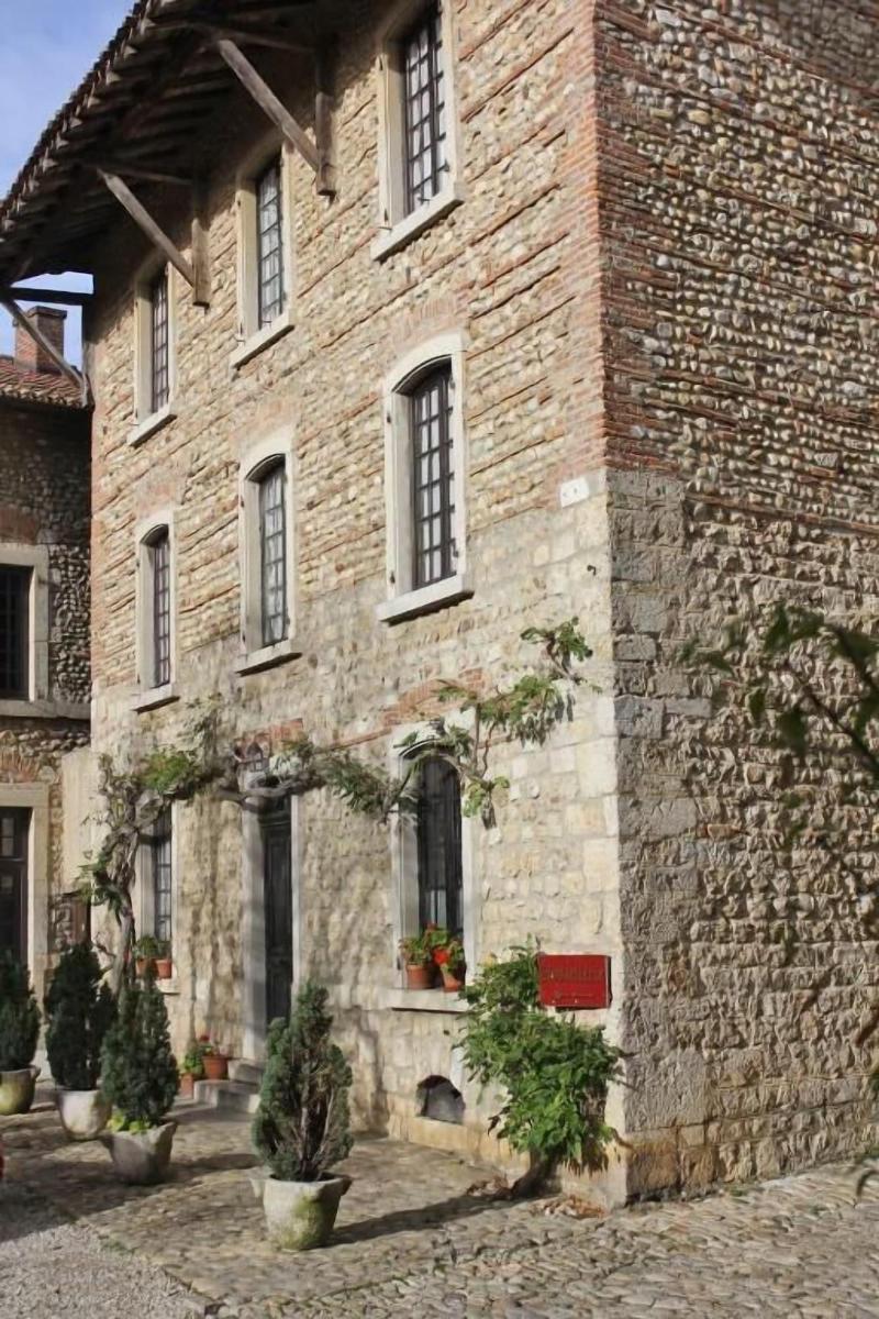 Hostellerie de Pérouges - Genel