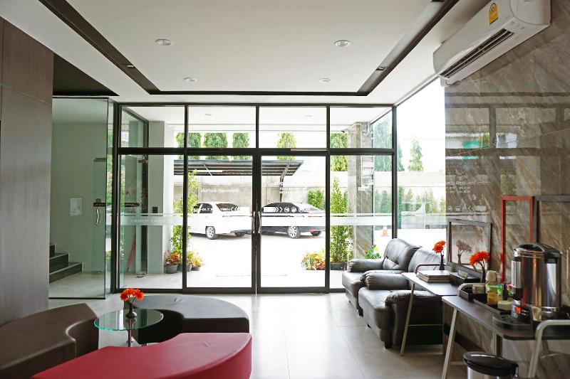 B-Black Hotel Chonburi - Lobi
