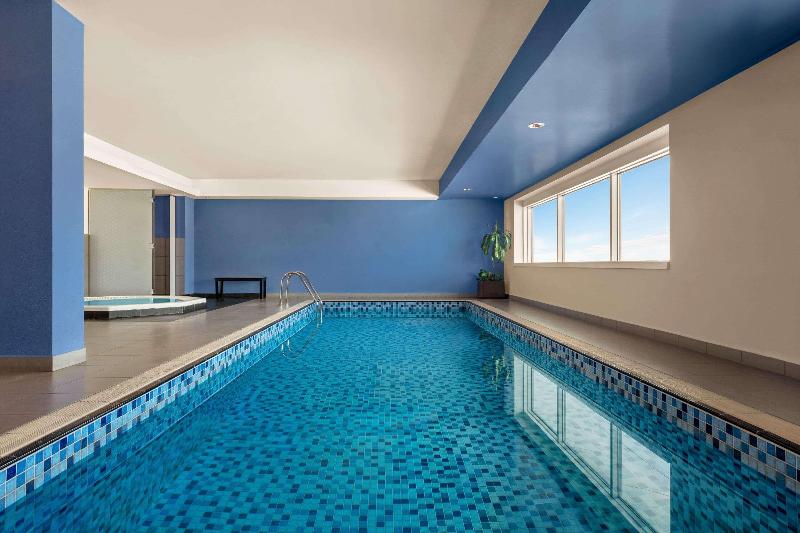 Ramada Plaza by Wyndham Dubai Deira - Havuz