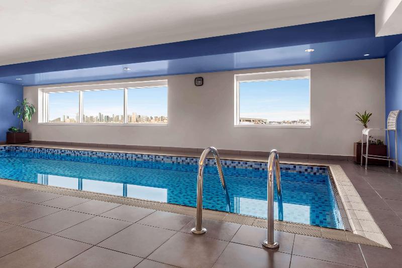 Ramada Plaza by Wyndham Dubai Deira - Havuz