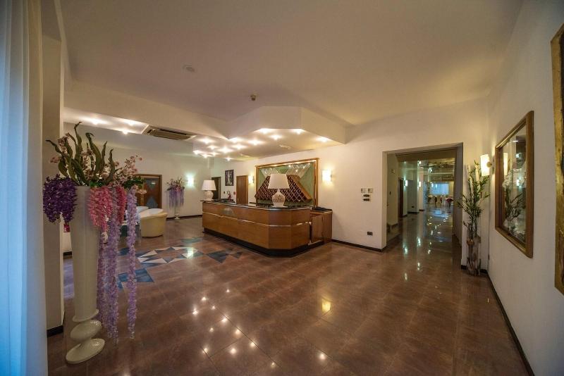 New Petit Hotel - Lobi