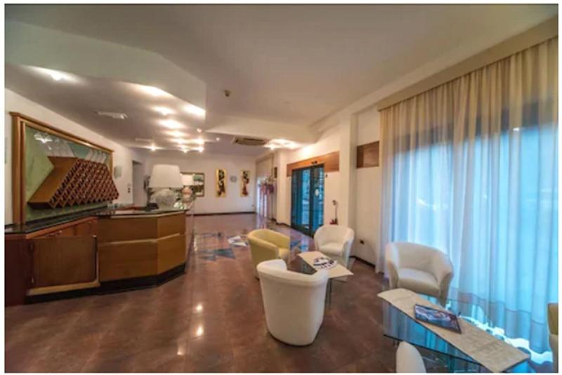 New Petit Hotel - Lobi