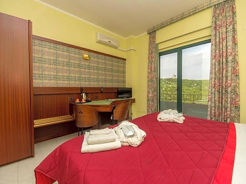 New Petit Hotel - Genel