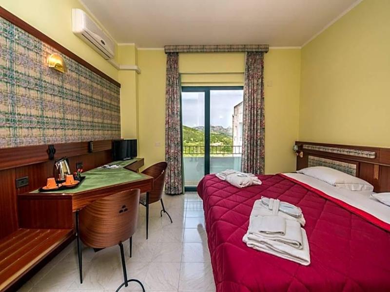 New Petit Hotel - Genel