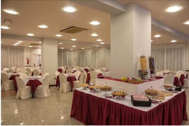 New Petit Hotel - Restoran