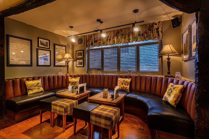The Feathers Hotel - Bar
