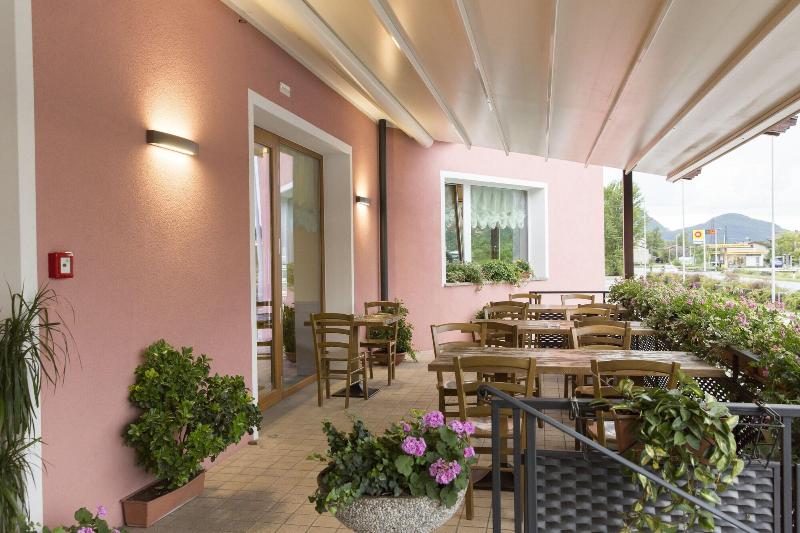 Alma Living Hotel - Teras