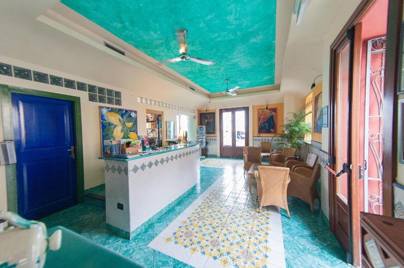 Petit Hotel - Lobi