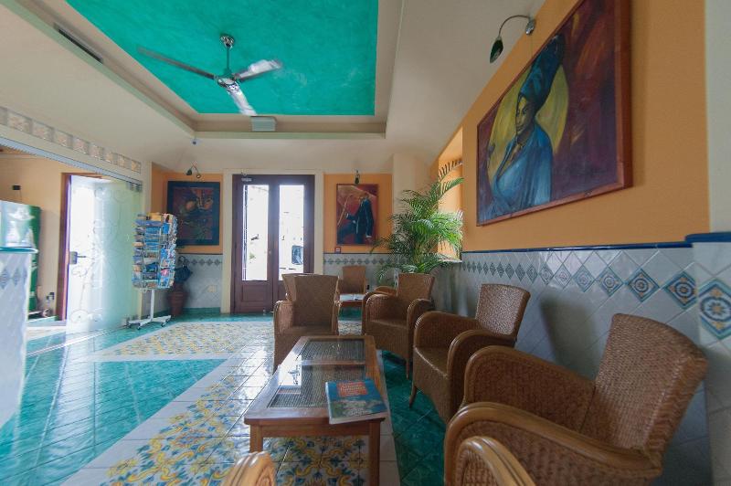 Petit Hotel - Lobi