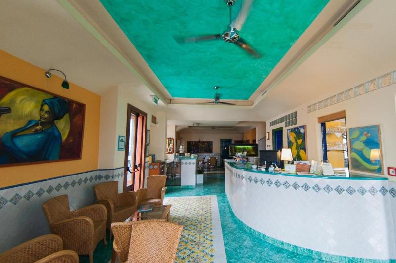 Petit Hotel - Lobi