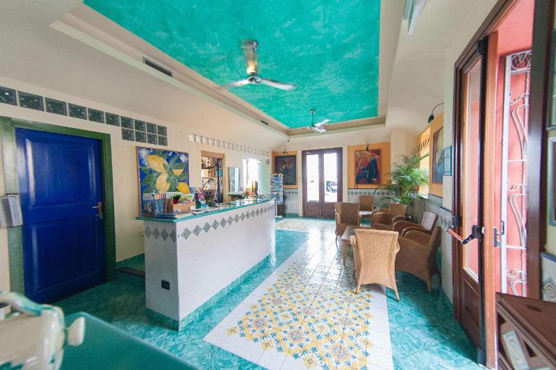 Petit Hotel - Lobi