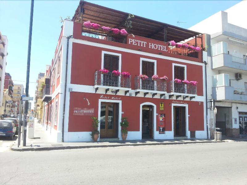 Petit Hotel - Genel