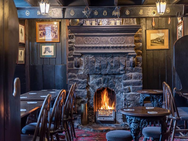 The Fox And Hounds - Lobi