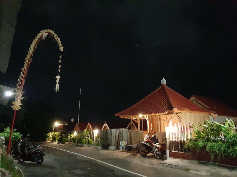 Malibu Huts - Genel